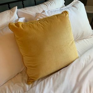 💛Yellow Pillow💛